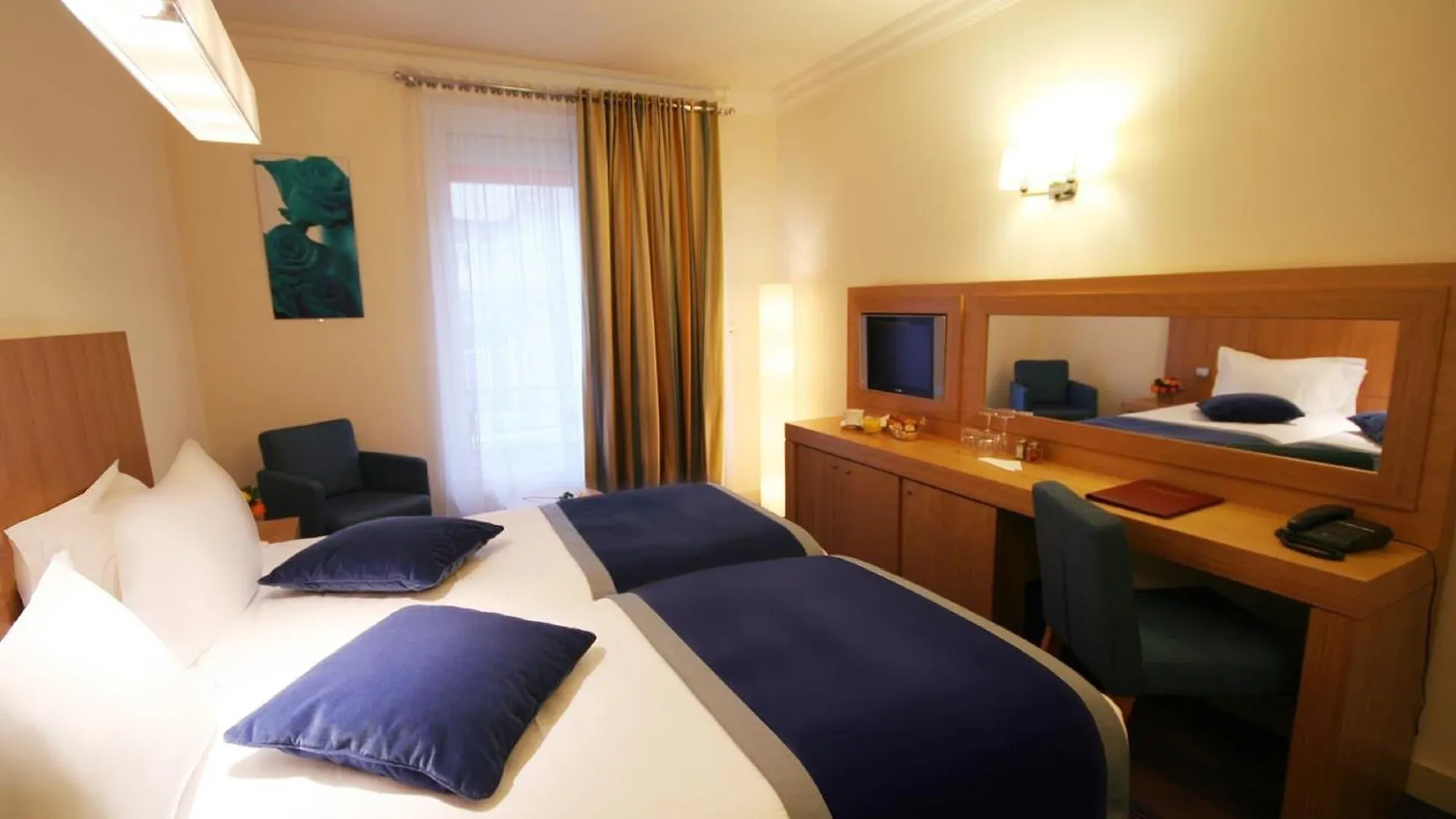 **** Hotel Hôtel Westside Arc de Triomphe Paris France